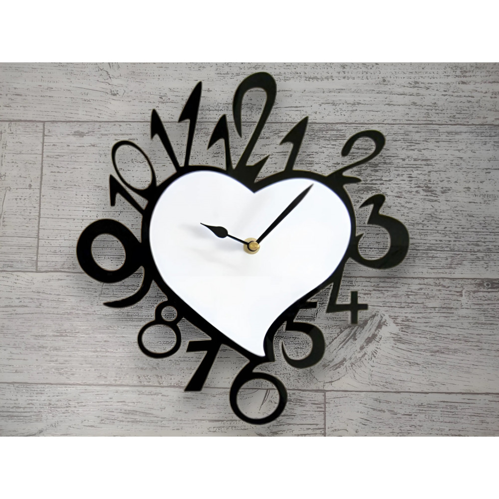 Часы дизайнерские с сердцем в центре