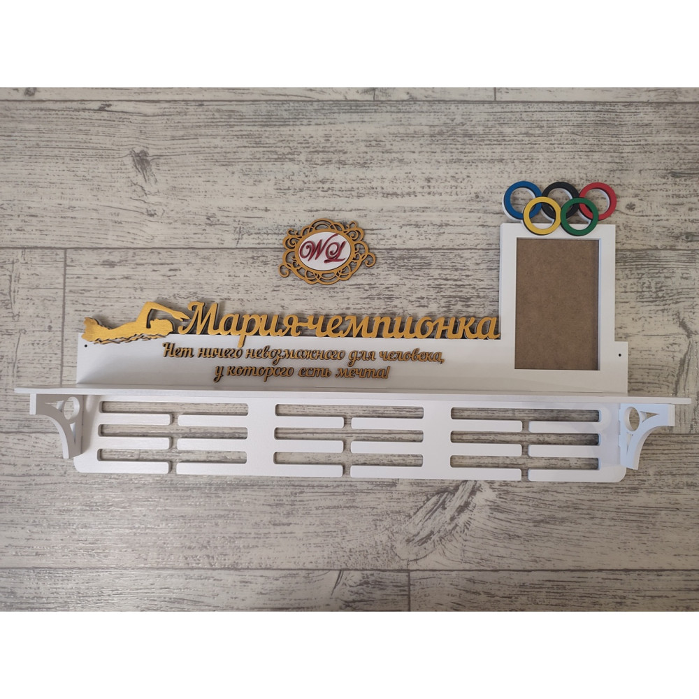 Медальница для пловчихи с олимпийскими кольцами