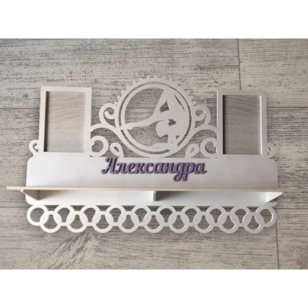 Медальница с гимнасткой между фоторамок
